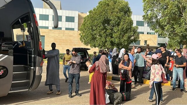 آرامش در سودان پس از پایان آتشبس ۳ روزه/ ادامه روند خروج اتباع و دیپلماتهای خارجی آرامش در سودان پس از پایان آتشبس ۳ روزه/ ادامه روند خروج اتباع و دیپلماتهای خارجی