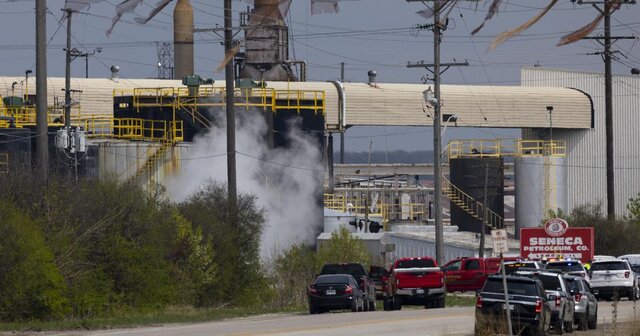 عکس: آسوشیتدپرس انفجار در تاسیسات نفتی حومه شیکاگو
