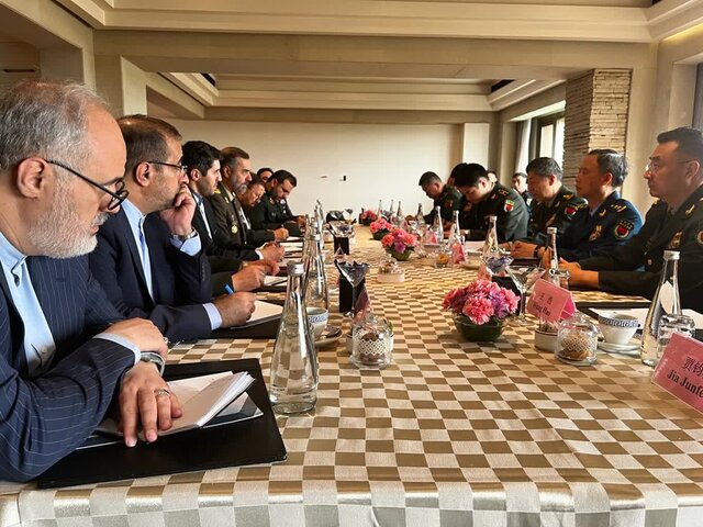 دیدار وزرای دفاع ایران و چین در حاشیه اجلاس همکاریهای شانگهای در دهلی امیر سرتیپ آشتیانی: هر سه کشور ایران، روسیه و چین مخالف نگاه سلطهجویانه غرب و آمریکا هستند