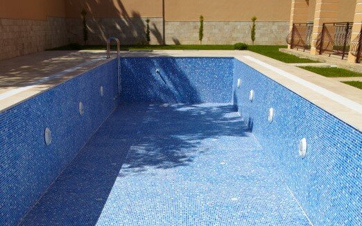 آیا واتراستاپ به تنهایی میتواند بتن استخر را آببند کند؟