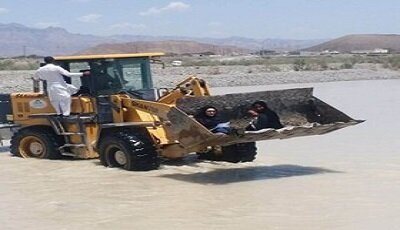 جابجایی بیماران با لودر/سیلاب راه ارتباطی ۴۱ روستای قصرقند را بست