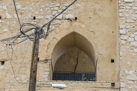 در جنوب محوطه عمارت پیر بکران، معدنی وجود دارد و تقریباً نزدیک به ۶۰ سال است که در اینجا استخراج معدن انجام می‌شود و به دلیل انفجارهایی که از سوی شرکت تهیه مواد برای استخراج سنگ‌آهک از این معدن صورت می‌گیرد آسیب‌های زیادی به این عمارت وارد کرده است.