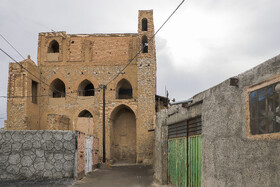 در عمارت پیر بکران تمام مصالح رایج در معماری ایران به‌کاررفته و علاوه بر سنگ و آجر از چوب و خشت نیز استفاده شده است.