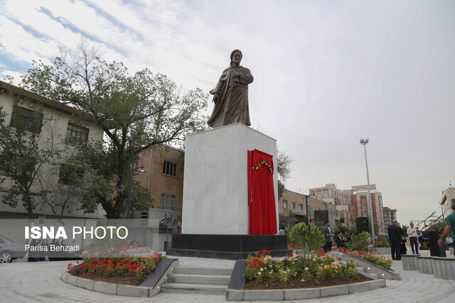 چرا مجسمه سعدی را روی پایه ۴ متری نصب کردند؟