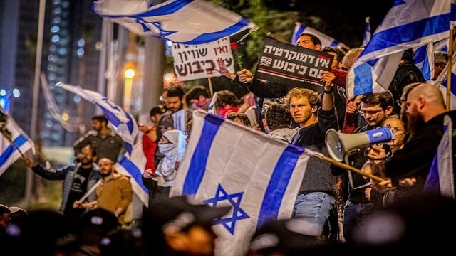 افسر اسرائیلی به دلیل حضور در تظاهرات با لباس نظامی، از سمتش برکنار شد