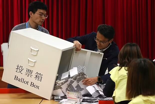 انتخابات شورای محلی هنگکنگ نوامبر ۲۰۱۹ هنگکنگ کرسیهای منتخب شوراهای محلی را کاهش میدهد