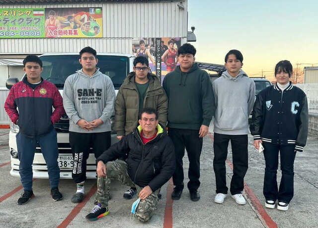 پدری ایرانی با ۶ فرزند کشتیگیر در ژاپن: میخواهم پرچم ایران را بالا ببرم