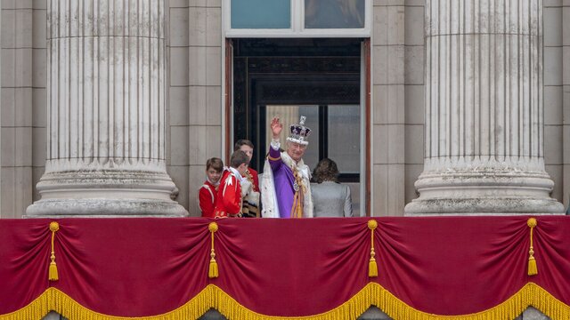 تاجگذاری و انتخابات محلی؛ انگلیس در «اتاق انتظار»  تاجگذاری و انتخابات محلی؛ انگلیس در «اتاق انتظار»