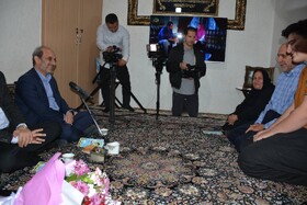 رئیس صداوسیما به منزل شهدای سنندج رفت