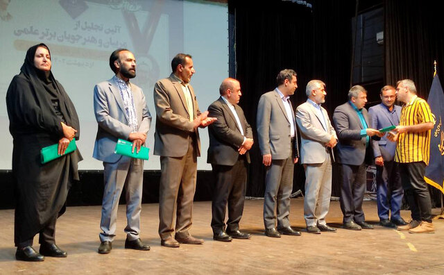مربیان و هنرجویان برتر علمی هنرستانهای هنرهای زیبای یاسوج تجلیل شدند