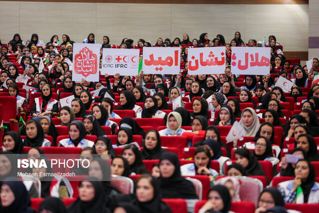 عکس آرشیوی است چند جوان عضو جمعیت هلال احمر هستند؟