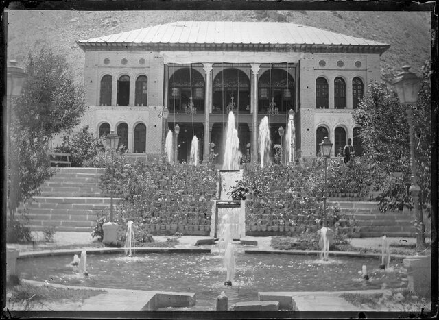 عکس آنتوان سوریوگین در سال ۱۲۵۹ از کاخ ناصری(طبقه دوم کاخ در دهه ۴۰ فروریخت) مرمت کاخی که با مرگ ناصرالدین شاه مُرد/خرابی چون که از حد بگذرد آباد میگردد؟