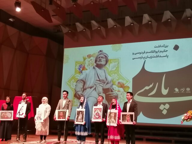 فردوسی جامعه را دوقطبی نکرد