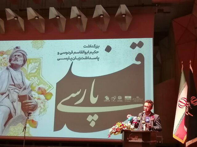 فردوسی جامعه را دوقطبی نکرد