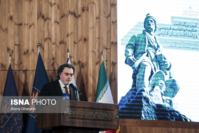 نامهای بیگانه بر سردر مغازهها گناه نابخشودنی است