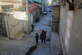 این محله حدود ۷ متر پایین‌تر از خیابان میرزا کوچک‌خان واقع شده است.