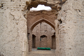 امامزاده روستای شیدان که تمام تزیینات این مکان مقدس به مرور زمان به سرقت رفته است. 