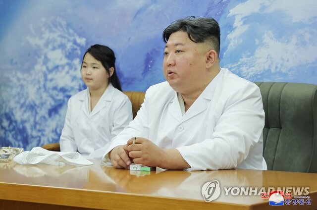 کیم جونگ اون همراه دخترش از روند ساخت یک ماهواره جاسوسی بازدید کرد