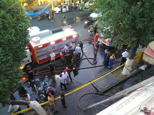 تصویر مربوط به حادثه آتشسوزی است آتشسوزی یک ساختمان قدیمی در خیابان مولوی