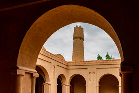 مسجد جامع فهرج، در سی کیلومتری شرق یزد، یکی از نمونه‌های نادری است که معماری پیش از اسلام ایران را به معماری دوران اسلامی پیوند می‌دهد، در نتیجه می‌توان آن را به عنوان اثر کم نظیر دوران انتقال محسوب کرد.