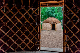 زیستگاه عشایر ترکمن، مسکن سنتی ترکمن‌ها آلاچیق یا «اوی» نام دارد. آلاچیق برای ترکمن‌ها، فضایی است که در آن اکثر فعالیت‌های زن شکل می‌گیرد و محل استراحت و غذا خوردن مرد است. 