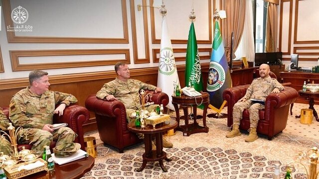 دیدار رئیس نیروهای مسلح عربستان با فرمانده سنتکام در ریاض