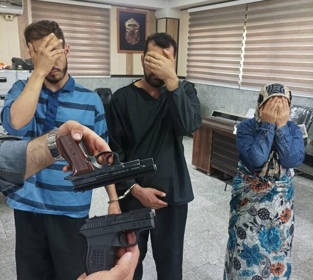 عکس مربوط به دستگیری سارقان است بازداشت سارقان مسلح پلیسنما/ شلیک به سمت ماموران برای فرار از دستگیری