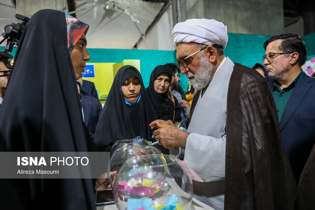 دیدار تولیت آستان قدس رضوی از نمایشگاه کتاب