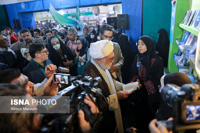 دیدار تولیت آستان قدس رضوی از نمایشگاه کتاب