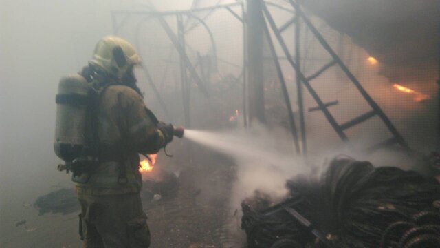 آتشسوزی در انبار بزرگ لوازم یدکی موتور در تهران/ انتقال دو مصدوم به بیمارستان آتشسوزی در انبار بزرگ لوازم یدکی موتور در تهران/ انتقال دو مصدوم به بیمارستان