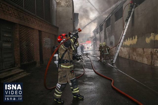 ویدیوهای ایسنا از آتشسوزی گسترده خیابان گمرک ویدیوهای ایسنا از آتشسوزی گسترده خیابان گمرک