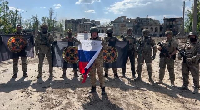 رئیس واگنر در باخموت و حین اعلام خبر تصرف کامل شهر رئیس واگنر: خروج از باخموت را از روز پنجشنبه آغاز میکنیم