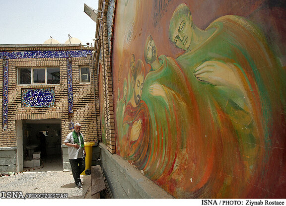 نقاشی ناصر پلنگی بر دیوار مسجد جامع خرمشهر - عکس از آرشیو ایسنا هنرنمایی روی مین!/ قصه دیوارنگارههای مسجد خرمشهر