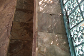 سنگ‌های مرمر دو ضلع از اضلاع شش گانه درون آرامگاه نیز که کتیبه‌هایی لاجوردی در داخل آنها کار شده از دیواره جدا شده و کاملا لق است. 
