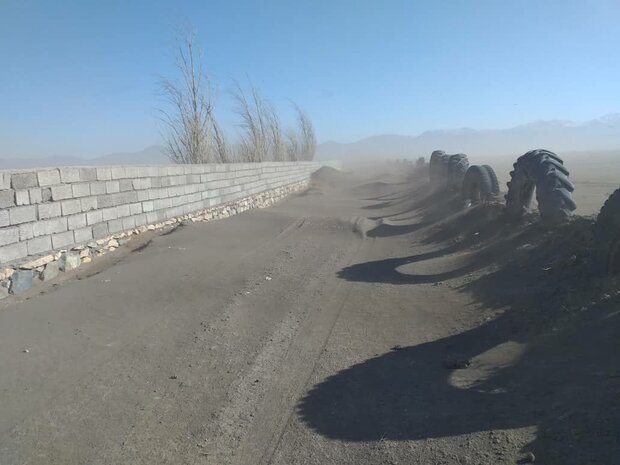 اقدامات کنترلی برای مقابله با ریزگرد روستای آغ‌بلاق امسال انجام می‌شود/ اهالی پای کار بیایند