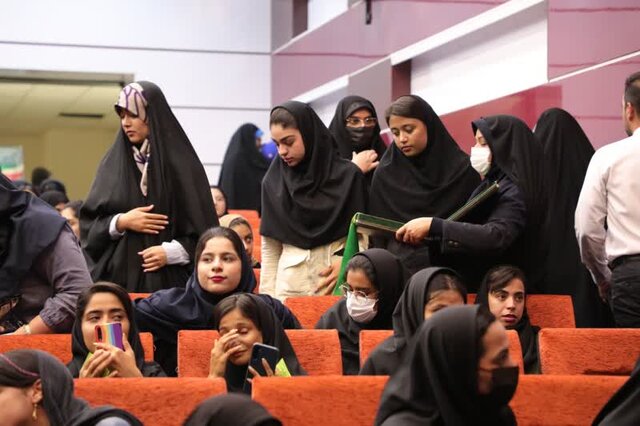 تصاویری از حضور کاروان سفیران کریمه در مراسم جشن روز دختر دانشگاه آزاد زاهدان