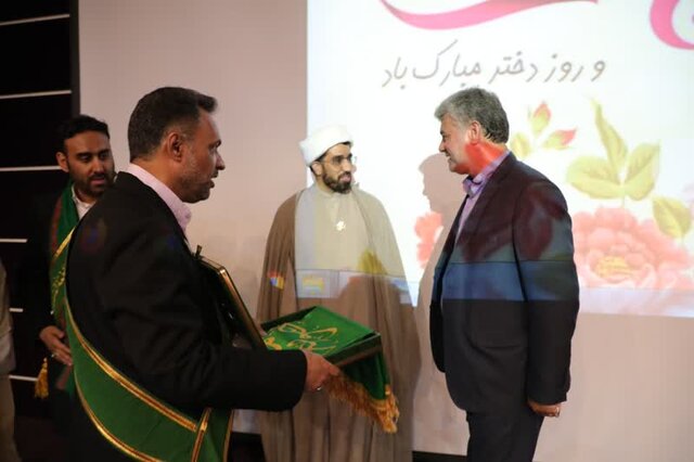 تصاویری از حضور کاروان سفیران کریمه در مراسم جشن روز دختر دانشگاه آزاد زاهدان