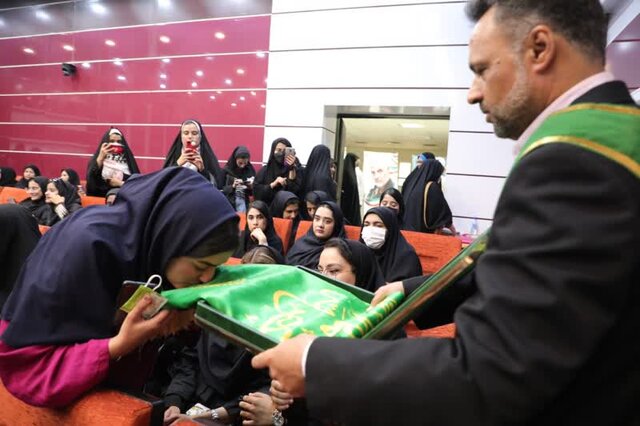 تصاویری از حضور کاروان سفیران کریمه در مراسم جشن روز دختر دانشگاه آزاد زاهدان