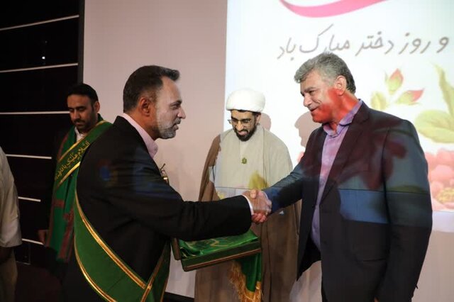 تصاویری از حضور کاروان سفیران کریمه در مراسم جشن روز دختر دانشگاه آزاد زاهدان