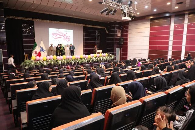 تصاویری از حضور کاروان سفیران کریمه در مراسم جشن روز دختر دانشگاه آزاد زاهدان