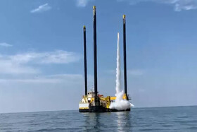 پرتاب یک موشک از روی سکوی شناور در آب‌های آمریکا