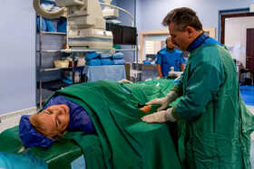 بيمار به تخت آنژيوگرافی منتقل می‌شود و بلافاصله ECG مانيتورينگ می‌شود. سرم جهت بيمار برقرار مي‌شود. محل مورد نظر (كشاله ران يا دست بيمار) توسط پرستار پرپ و درپ می‌شود. 
در طي انجام كاتتريزاسيون اقدامات ضروری مطابق دستور پزشك جهت بيمار انجام می‌شود.
