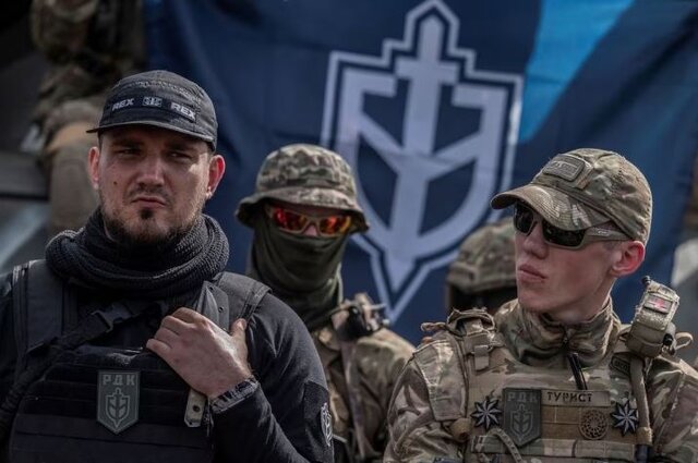 دنیس کاپوستین (سمت چپ) تهدید فرمانده گروه شبهنظامی ضد روسیه به انجام حملات جدید