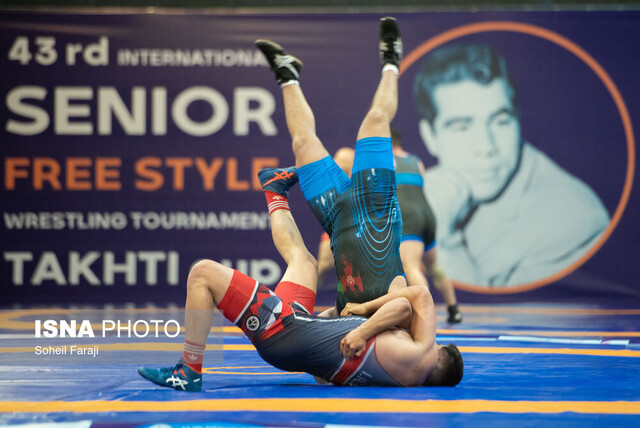 عکس تزئینی است اشتباه عجیب در جام تختی/ مبارزه کشتیگیر ۷۴ کیلویی ایران با ۸۶ کیلویی عراق!