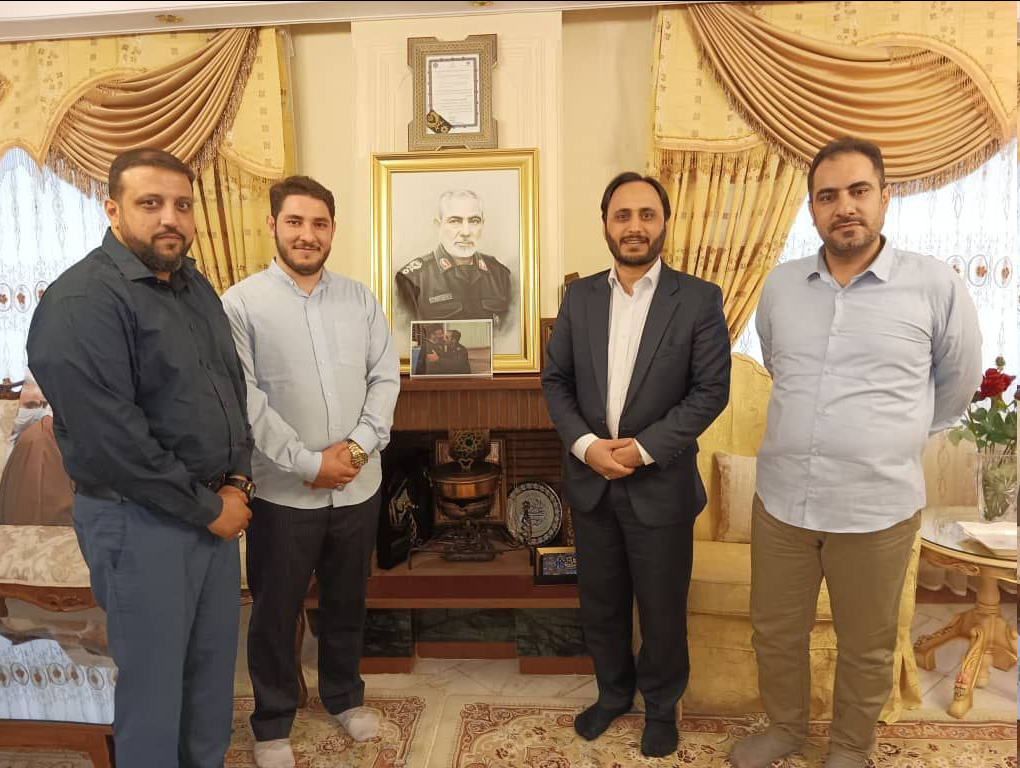 حضور سخنگوی دولت در منزل شهیدان ایرلو و فرزانه