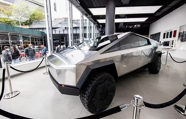 انتشار نخستین تصاویری که ادعا میشود متعلق به داخل «سایبرتراک» است