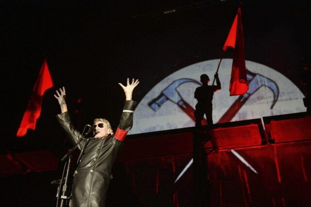 لباس و حرکات جنجالی خواننده معروف در کنسرتش + عکس