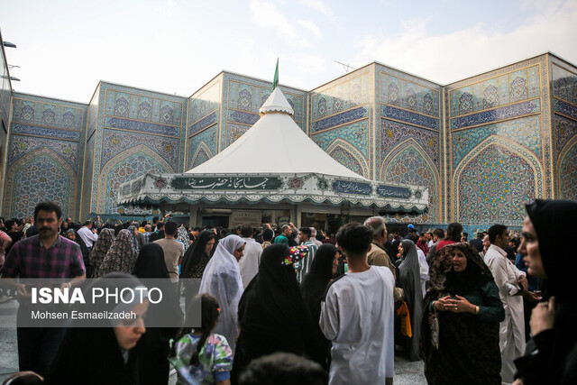 میهمانی در حرم با یک استکان چای