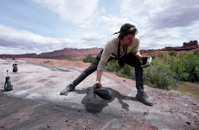 دایناسورهای عظیم روی زمین نقاشی شدند + تصاویر