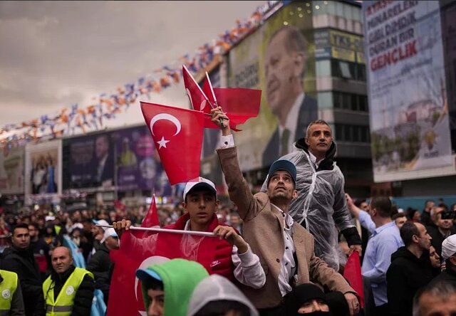 طرفداران اردوغان پیروزی او را جشن گرفته‌اند
